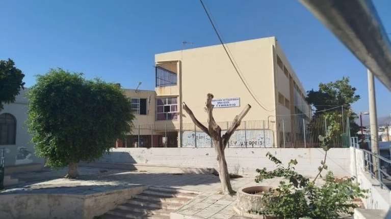 &quot;Mου έριξε γροθιά στο κεφάλι και με έριξε κάτω&quot;, λέει ο διευθυντής του σχολείου για την επίθεση από τον 14χρονο μαθητή