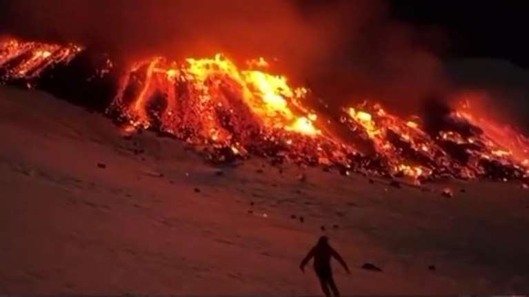 Μοναδικές εικόνες από την Αίτνα: Σκιέρ να κάνουν σλάλομ δίπλα στη λάβα [βίντεο]