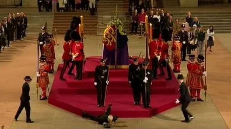 Γουέστμινστερ: Φρουρός έπεσε λιπόθυμος δίπλα στο φέρετρο της βασίλισσας Ελισάβετ [βίντεο]