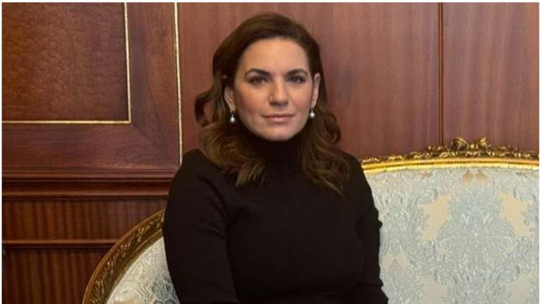 Όλγα Κεφαλογιάννη: To total black σύνολο και η statement κλος σατέν φούστα που συνδύασε με ζιβάγκο και πέρλες