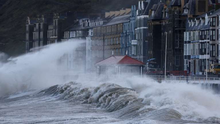 "Παραλύει" την Ευρώπη η καταιγίδα Γιούνις: 8 νεκροί και μεγάλες ζημιές - Άνεμοι ρεκόρ, πελώρια κύματα [εικόνες-βίντεο]