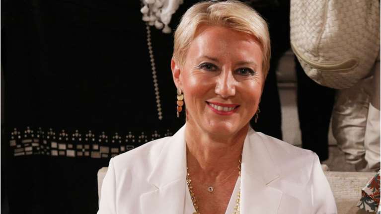 Νατάσα Παζαΐτη: Μαυρισμένη, με εντυπωσιακά κοσμήματα και λευκό μπλέιζερ στο Ηρώδειο