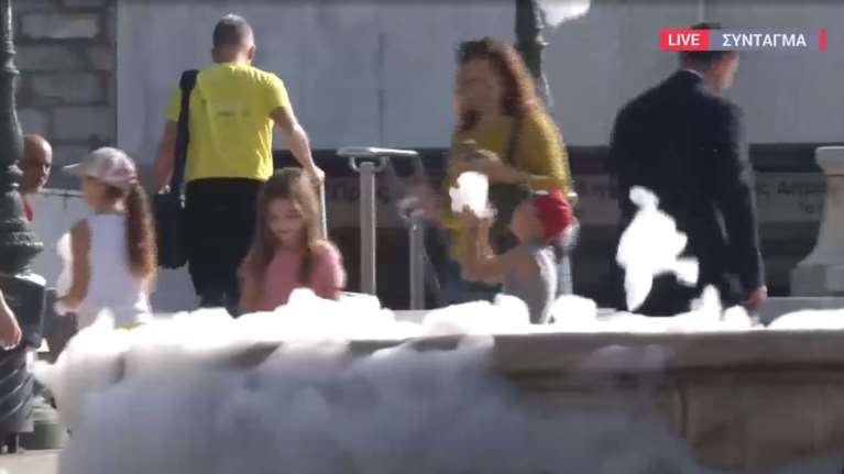 Σύνταγμα: Γέμισε αφρούς το συντριβάνι της πλατείας - Μικρά παιδιά διασκέδασαν με τις σαπουνάδες [βίντεο]