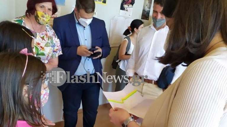 Νίκη Κεραμέως: Μαθήτριες στα Χανιά αιφνιδιάζουν την υπουργό και της ζητούν να διαβάσει αυτό το γράμμα