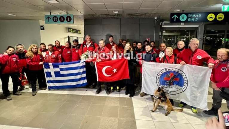 Θεσσαλονίκη: Επέστρεψε με χειροκροτήματα η Ελληνική Ομάδα Διάσωσης από την Τουρκία- &quot;Ήρωες είναι αυτοί όχι εμείς&quot;