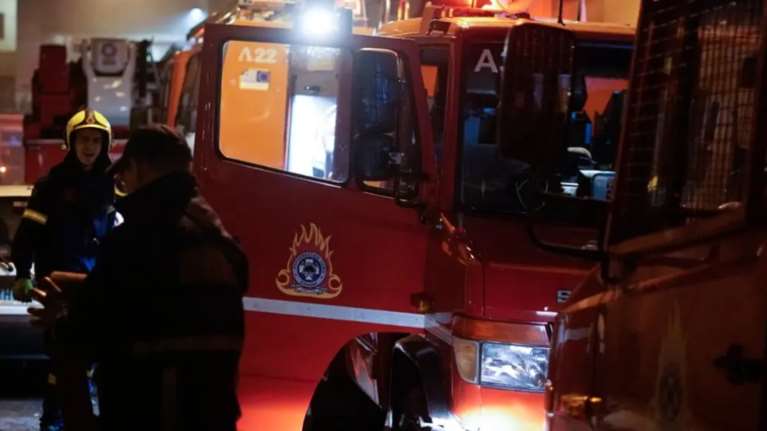 Θεσσαλονίκη: Με εγκαύματα στο νοσοκομείο μεταφέρθηκε οδηγός μετά τη φωτιά σε αυτοκίνητο