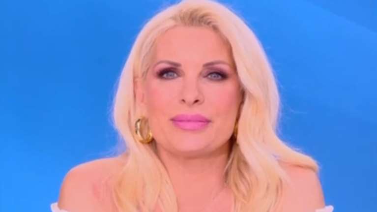 Η Ελένη Μενεγάκη διέψευσε την αλλαγή πάνω της: &quot;Όχι βέβαια. Είναι δυνατόν;&quot;