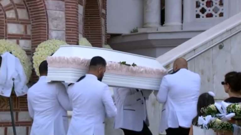 Χαλκιδική: Συντετριμμένοι οι γονείς στην κηδεία της 13χρονης - Με λευκό φέρετρο η Δωροθέα που σκοτώθηκε από κεραυνό [βίντεο]