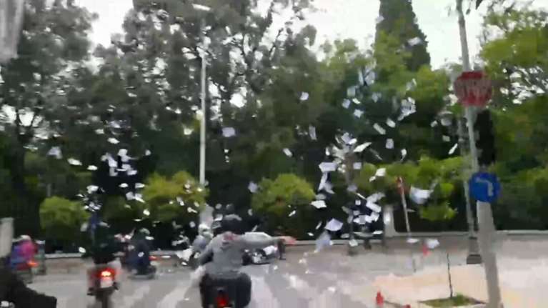 Μέλη του Ρουβίκωνα με μοτοσικλέτες πέταξαν φέιγ βολάν έξω από το Μαξίμου - Για τον θάνατο του εργάτη στο Πέραμα [βίντεο]