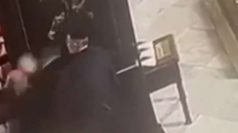 Κωνσταντινούπολη: Απίστευτος ξυλοδαρμός μητροπολίτη από αρχιμανδρίτη μέσα σε εκκλησία [βίντεο]