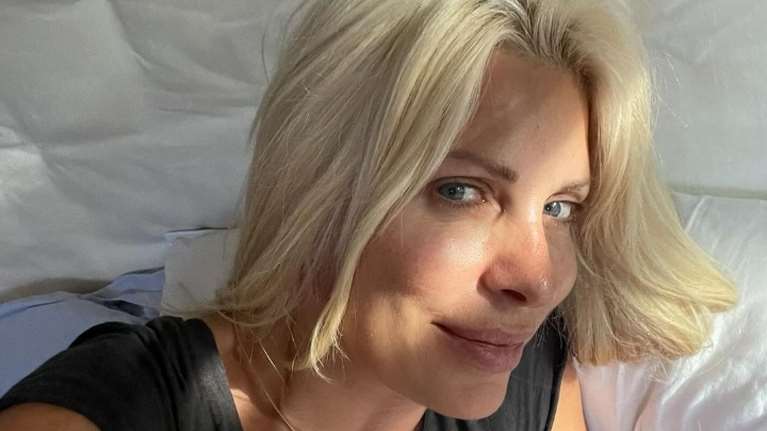 Η Ελενη Μενεγάκη ποζάρει στο κρεβάτι της χωρίς ίχνος μακιγιάζ: "Αυτό θα πει με την τσίμπλα στο μάτι"