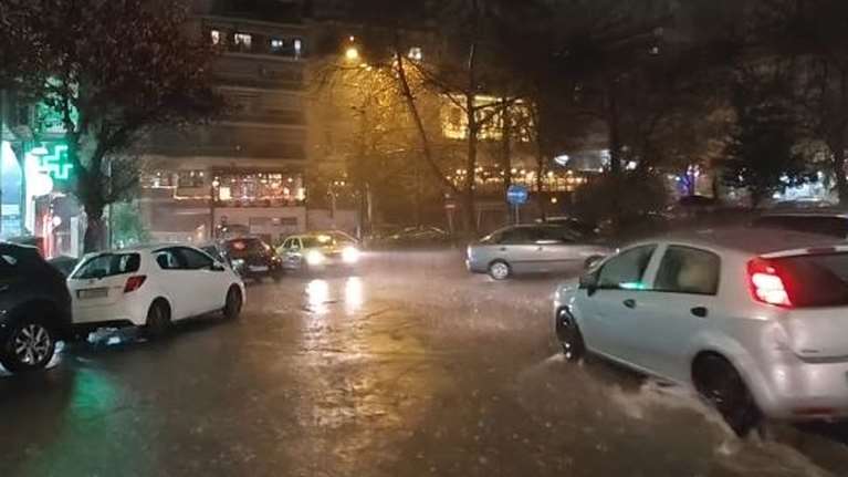 Άνοιξαν οι ουρανοί στην Αθήνα: Ισχυρές καταιγίδες, πλημμύρισαν δρόμοι - Έκλεισε η Πειραιώς [βίντεο]