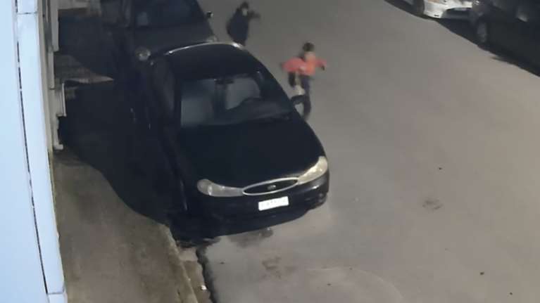 Λάρισα: Παρέα νεαρών χούλιγκαν &quot;έσπασε&quot; αυτοκίνητα για… πλάκα