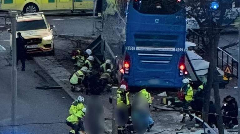 Σοκ στη Στοκχόλμη: Λεωφορείο έπεσε πάνω σε πεζούς - Αναφορές για νεκρούς και τραυματίες [βίντεο]