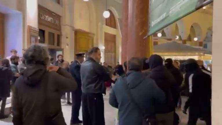 Θεσσαλονίκη: Η στιγμή που κουκουλοφόρος χτυπά αστυνομικό μπροστά από τον κινηματογράφο &quot;Ολύμπιον&quot; [βίντεο]