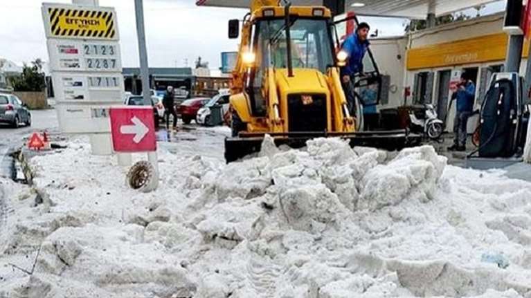 Σφοδρές χαλαζοπτώσεις στις Κυκλάδες: Βγήκαν τα εκχιονιστικά στη Σαντορίνη [εικόνες - βίντεο]
