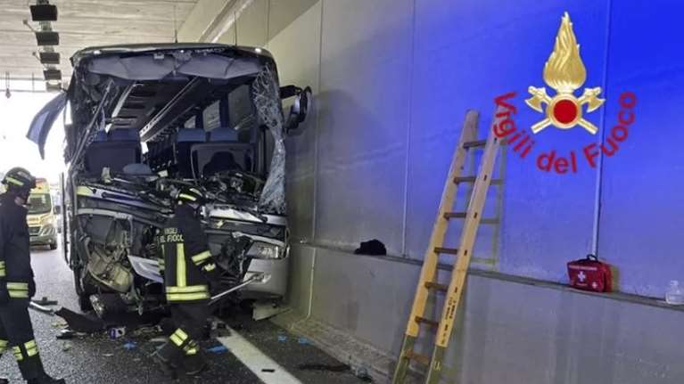 Τραγωδία-σοκ στην Ιταλία: Φορτηγό συγκρούστηκε με σχολικό λεωφορείο– Νεκρή μία δασκάλα