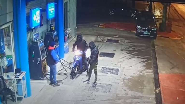 Βίντεο ντοκουμέντο: Η στιγμή που μέλη συμμορίας ληστεύουν βενζινάδικο - Απειλούν με μαχαίρι τον υπάλληλο
