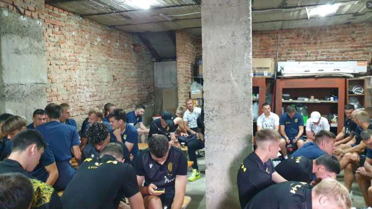 Ουκρανία: Οι σειρήνες διέκοψαν ποδοσφαιρικό αγώνα - Στα καταφύγια οι ποδοσφαιριστές [Εικόνες - Βίντεο]