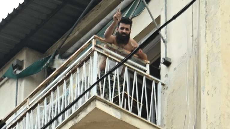 Αχαρνών: Παλαιστίνιος ο 28χρονος που απειλεί να ανατινάξει φιάλη υγραερίου - Είχε ανέβει πάλι σε μπαλκόνι πριν 7 ημέρες