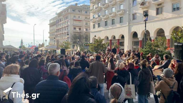 Θεσσαλονίκη: Γλέντι από τα παλιά στο κέντρο - Θύμισε εποχές προ κορονοϊού [βίντεο]