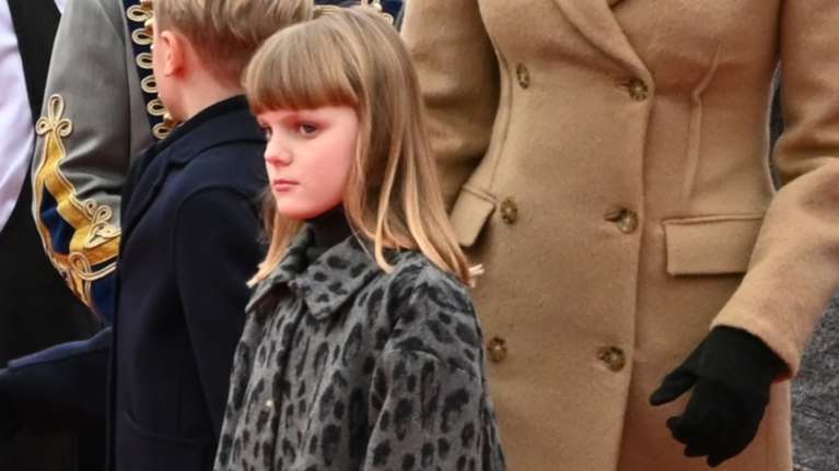 Πιστό αντίγραφο της Σαρλίν η πριγκίπισσα Γκαμπριέλα: Αγέλαστη και εντυπωσιακή με Dolce &amp; Gabbana και Dior