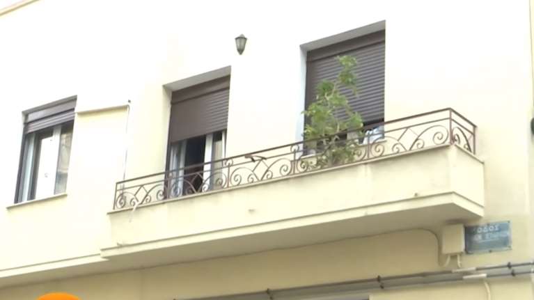 Τρόμος για νεαρές γυναίκες στα Πετράλωνα: Σκαρφάλωσε από το μπαλκόνι και προσπάθησε να τις βιάσει - Συνελήφθη on camera