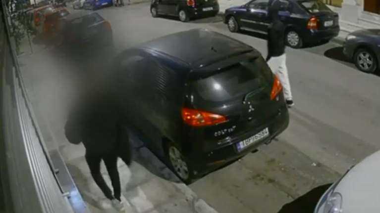 Εφιάλτης για 36χρονη στα Εξάρχεια: Μπήκαν στο σπίτι της, τη λήστεψαν και προσπάθησαν να τη βιάσουν [βίντεο]