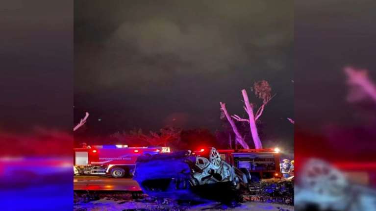 Σοκαριστικό τροχαίο στη Λ. Ποσειδώνος - Αυτοκίνητο τυλίχθηκε στις φλόγες