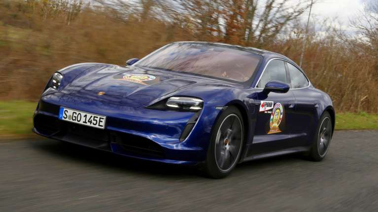 Στο Mortefontaine με Porsche Taycan: Car of the Century!