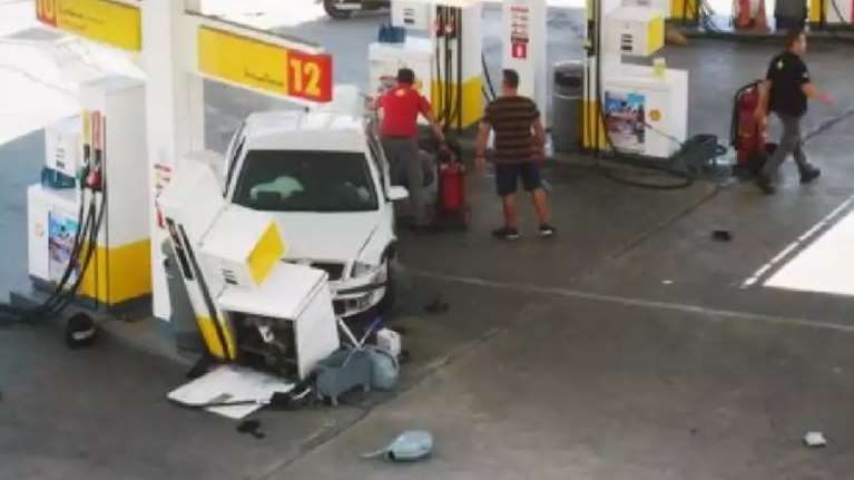Θεσσαλονίκη: Παραλίγο τραγωδία με ΙΧ που &quot;καρφώθηκε&quot; σε βενζινάδικο μετά από τρελή πορεία