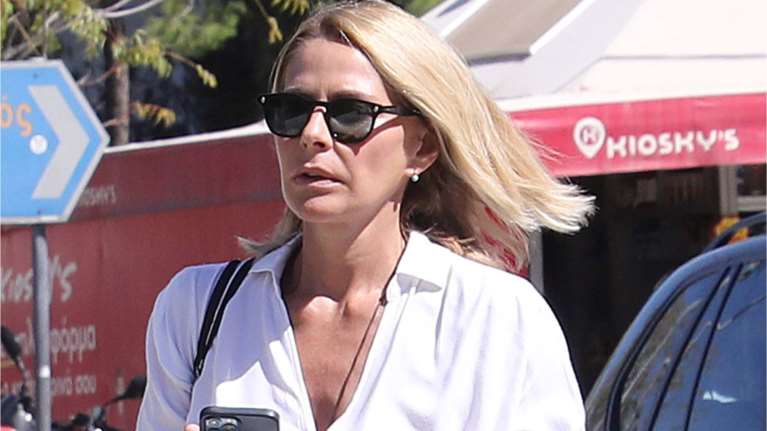 Ξυπόλητη με oversized φούτερ και θέα το ηλιοβασίλεμα: Η Τζένη Μπαλατσινού ποζάρει στη βεράντα του σπιτιού της στην Πάτμο