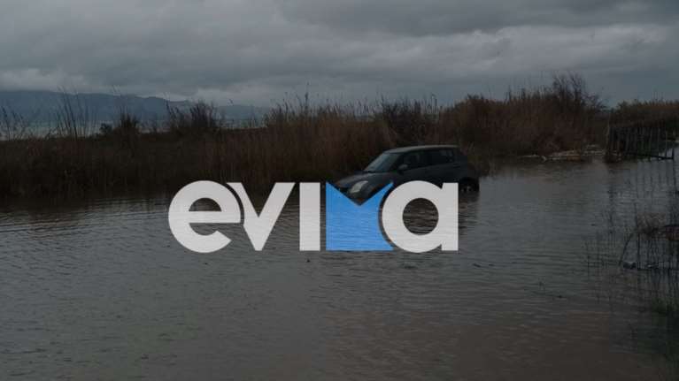 Τροχαίο στην Εύβοια: Αυτοκίνητο εγκλωβίστηκε στις εκβολές του ποταμού Ξηριά