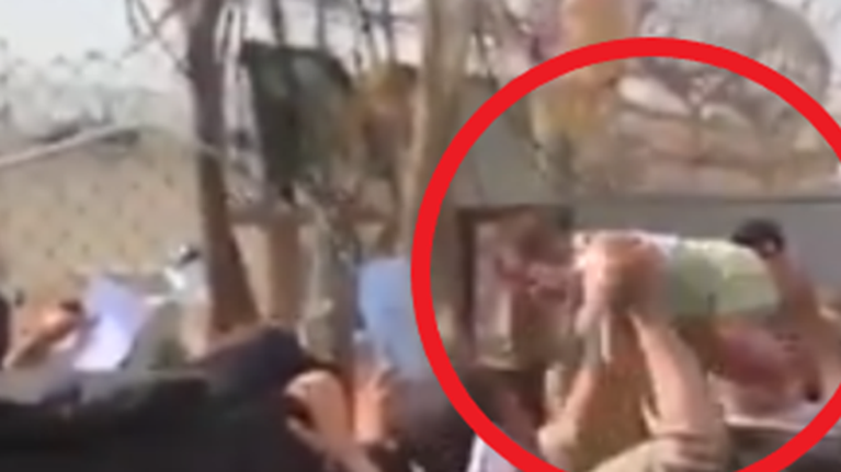 Αφγανιστάν: Εικόνες σοκ έξω από το αεροδρόμιο της Καμπούλ- Γονείς &quot;πετούν&quot; τα παιδιά τους σε στρατιώτες για να τα σώσουν