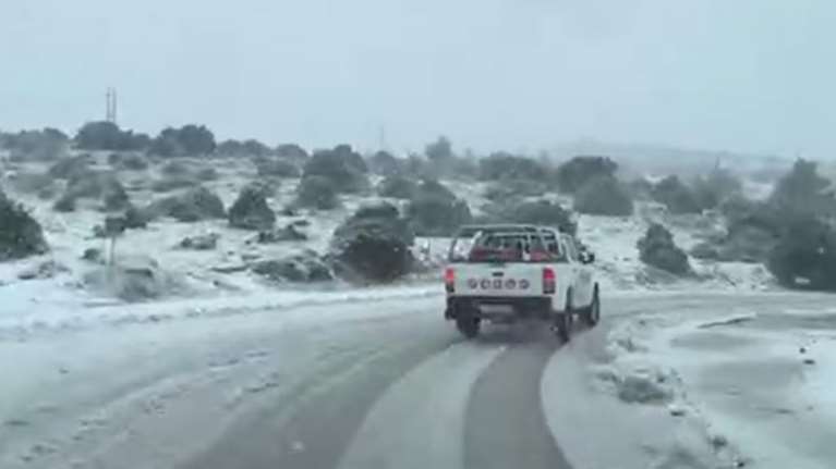 Κακοκαιρία: Χιόνια στην Πάρνηθα, διεκόπη η κυκλοφορία από το τελεφερίκ - Σε δύο κύματα η ψυχρή εισβολή στη χώρα [Βίντεο]