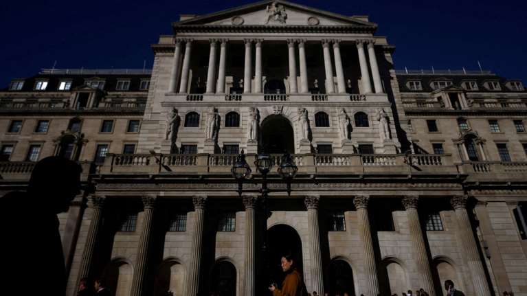 Η Τράπεζα της Αγγλίας προχώρησε στη μεγαλύτερη αύξηση επιτοκίων από το 1989 - Η μεγαλύτερη σε διάρκεια ύφεση από το 1920