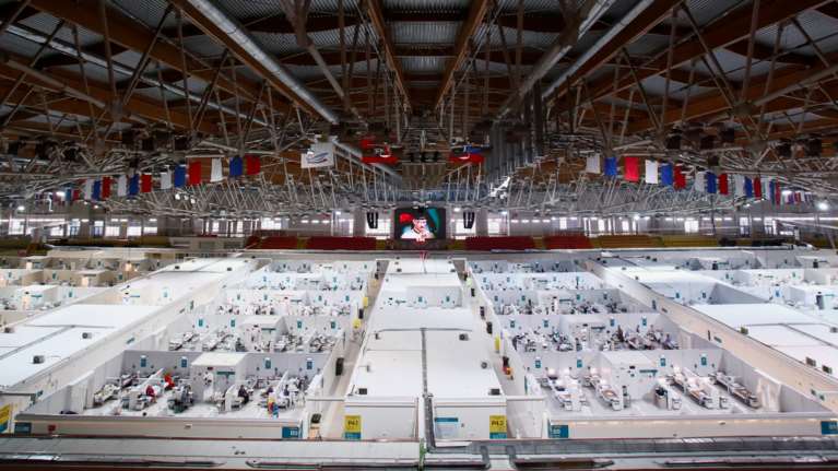 Ρωσία: Έκαναν νοσοκομείο κορονοϊού το παγοδρόμιο της Μόσχας- Απίστευτες εικόνες