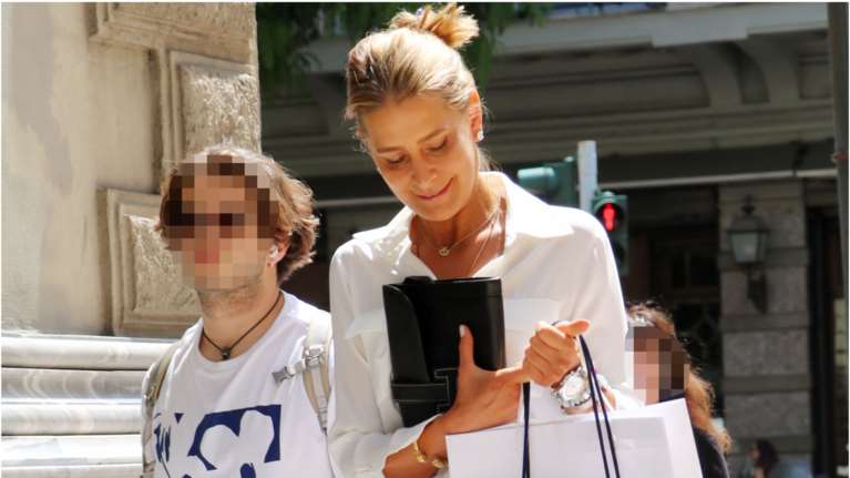 Τατιάνα Μπλάτνικ: Αβίαστα κομψή με λευκό πουκάμισο, παντελόνι και ψηλές γόβες και η μοναδική στιλιστική υπερβολή της