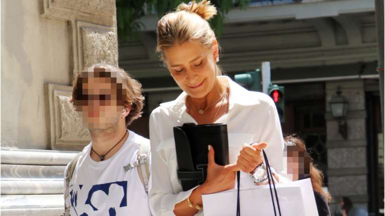 Τατιάνα Μπλάτνικ: Η απόλυτη athleisure εμφάνιση στο Παρίσι με κολάν, σνίκερς και Chanel