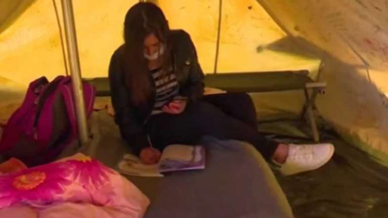 Σεισμός – Ελασσόνα: Συγκλονίζει η 15χρονη μαθήτρια που κάνει τηλεκπαίδευση μέσα στη σκηνή της [βίντεο]