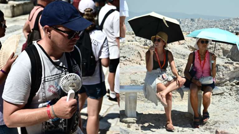 "Πλημμυρίζουν" οι τουρίστες την Ακρόπολη παρά τον καύσωνα - Με καπέλα, ομπρέλες και φορητά ανεμιστηράκια [εικόνες]