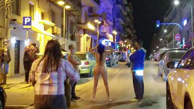 Θεσσαλονίκη - Απίστευτο περιστατικό: Γυναίκα βγήκε γυμνή σε κεντρικό δρόμο