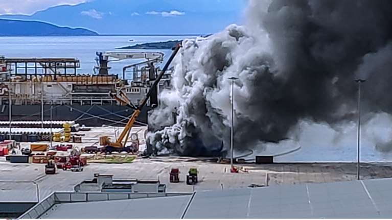 Euroferry Olympia: Αναζωπυρώθηκε η φωτιά μετά το άνοιγμα του καταπέλτη [εικόνες]