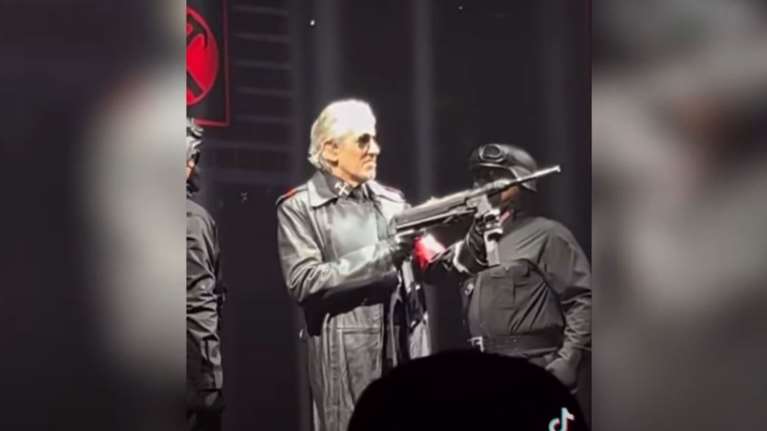 Κόντρα για τον Ρότζερ Γουότερς και τη ναζιστική στολή στο Βερολίνο - "Αναπαριστά το Pink from The Wall" λένε οι φαν του