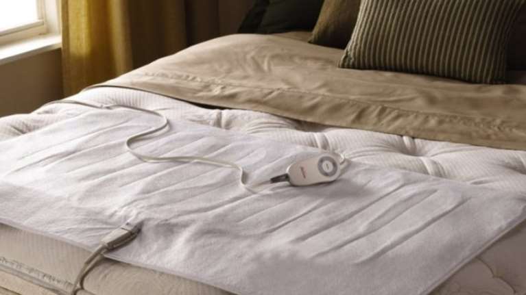 Ηλεκτρικές κουβέρτες: Ξεπουλάνε ενόψει χειμώνα - Πόσο ρεύμα καίνε, πόσο κοστίζουν [Βίντεο]