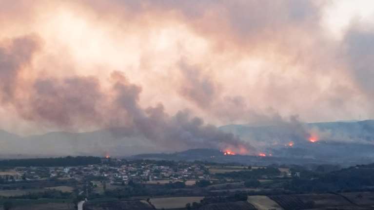 Φωτιά στην Αλεξανδρούπολη: Τρία τα πύρινα μέτωπα – Σώθηκε τελευταία στιγμή το Δωρικό [Εικόνες, Βίντεο]