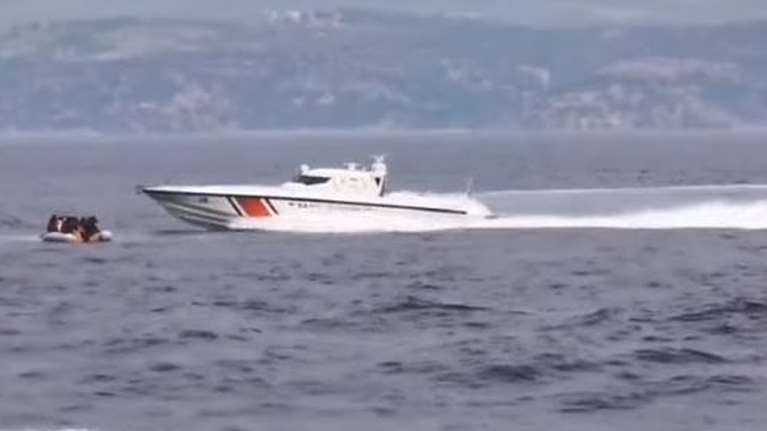 Βίντεο-ντοκουμέντο: Τουρκική ακταιωρός προσπαθεί να προωθήσει λέμβο με μετανάστες στα ελληνικά υδάτα