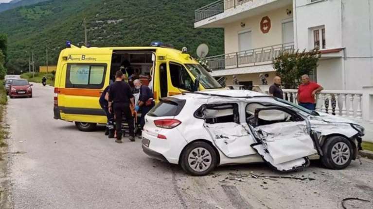 Καβάλα: Τροχαίο με επτά τραυματίες – Αυτοκίνητο συγκρούστηκε μετωπικά με φορτηγό