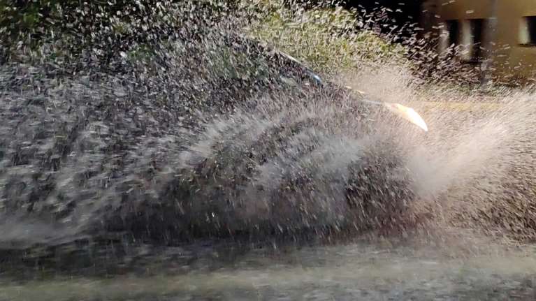 Κακοκαιρία Elias: Απαγόρευση κυκλοφορίας στον Βόλο - Ποτάμια οι δρόμοι, κλειστά τα σχολεία αύριο και μεθαύριο