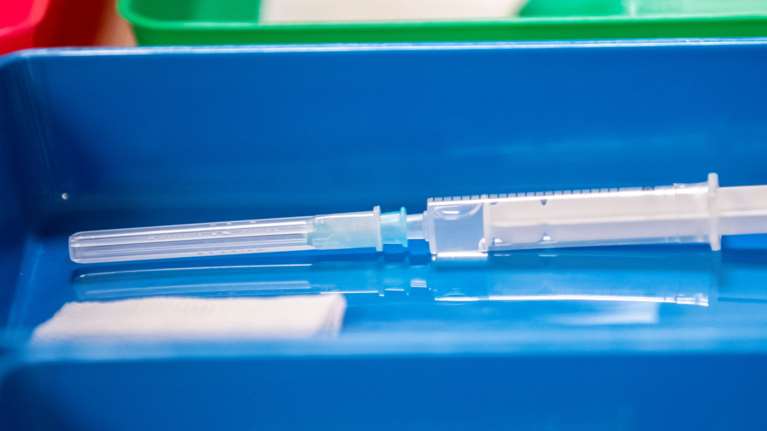 Εμβόλιο Pfizer: Οι Γερμανοί βρήκαν τρόπο να βγάζουν περισσότερες δόσεις από το ίδιο φιαλίδιο